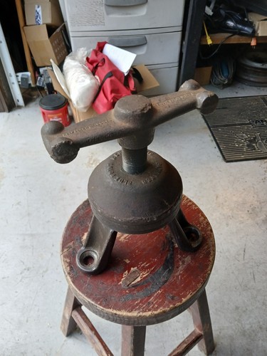 Wheel hub puller